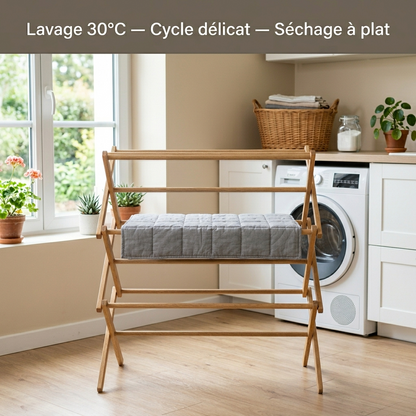 Couverture lestée enfant grise sur séchoir en bois, guide d'entretien : lavage 30°C cycle délicat, séchage à plat