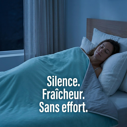 Femme qui dort paisiblement sous une couverture rafraîchissante avec texte "Silence. Fraîcheur. Sans effort."