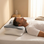 Homme dormant paisiblement sur un oreiller ergonomique rafraîchissant à mémoire de forme soie glacée