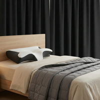 Pack Sérénité sommeil avec oreiller ergonomique, couverture lestée et rideaux occultants présentés ensemble dans une chambre apaisante