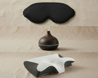 Contenu du pack sommeil Apaisement comprenant un oreiller ergonomique, un masque de sommeil et un diffuseur d’huiles essentielles