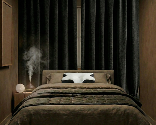 Pack ultime sommeil avec rideaux occultants thermiques, couverture lestée, oreiller cervical ergonomique, machine à bruit blanc et diffuseur d’huiles essentielles pour créer un environnement de repos complet et apaisant.
